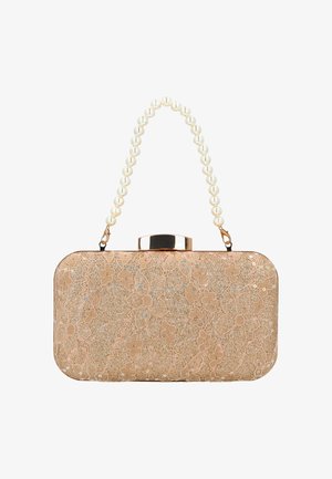 Rechthoekige gouden clutch met bloemig kanten patroon, glitteraccenten en een handvat van grote witte parels.
