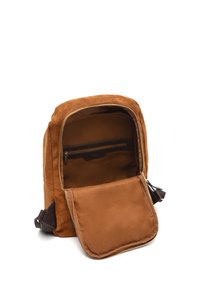 Sac à dos en daim marron avec fermeture éclair ; comporte une poche intérieure et une doublure douce. Inclut un compartiment avant zippé et détachable.