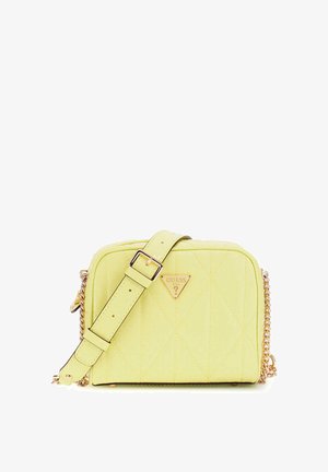 Gepolsterte gelbe Handtasche mit goldfarbener Hardware und einem abnehmbaren Tragegurt. Verfügt über ein dreieckiges Logo-Detail auf der Vorderseite und eine glatte Textur.