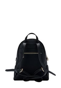 Musta nahkareppu tekstuuripinnalla, kaksinkertaiset säädettävät hihnat, yläkahva ja vetoketjullinen tasku takaosassa. Kultasävyiset yksityiskohdat.