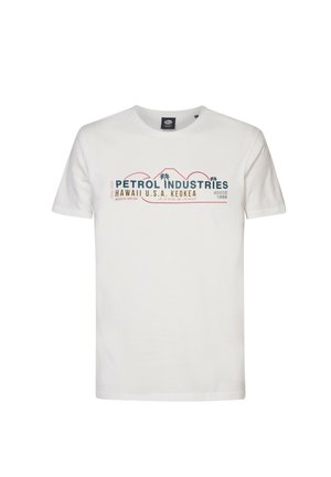 Valkoinen puuvillapaita, jossa on graafinen painatus. Tekstissä on "PETROL INDUSTRIES", "HAWAII U.S.A." ja palmunmuotoisia kuvastoja sinisessä ja punaisessa väreissä.