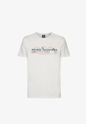 T-shirt alb din bumbac, cu un imprimeu grafic. Textul include "PETROL INDUSTRIES," "HAWAII U.S.A.," și designuri cu palmieri în nuanțe de albastru și roșu.