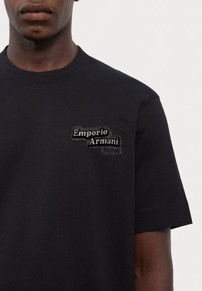 Emporio Armani Nyomott mintás póló - black