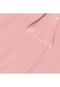 Lichtroze nagellak met een glanzende afwerking, die een soepele applicatie en fijne kwaststreken toont. Er is een subtiele glans zichtbaar op het oppervlak.