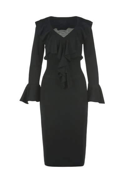 Czarna dzianinowa sukienka z długimi rękawami, falbaniastym dekoltem, dopasowaną talią i rozszerzanymi mankietami. Gładka tekstura i długość do połowy łydki.