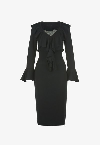 Czarna dzianinowa sukienka z długimi rękawami, falbaniastym dekoltem, dopasowaną talią i rozszerzanymi mankietami. Gładka tekstura i długość do połowy łydki.