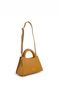 Handtasche aus tannfarbenem Leder mit einer strukturierten, dreieckigen Form. Mit einem oberen Griff und einem langen, verstellbaren Trageriemen. Detail mit goldenen Beschlägen.
