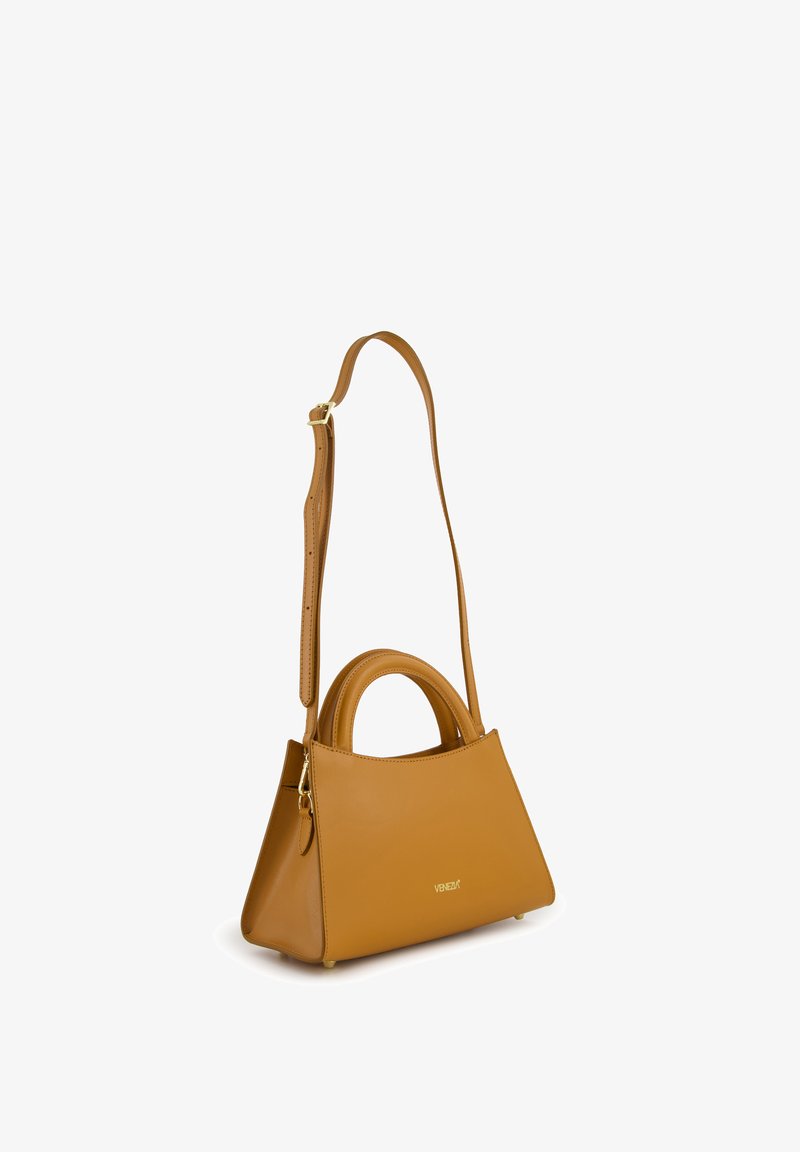 Handtasche aus tannfarbenem Leder mit einer strukturierten, dreieckigen Form. Mit einem oberen Griff und einem langen, verstellbaren Trageriemen. Detail mit goldenen Beschlägen.