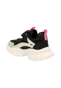 Sneaker nera con tomaia in mesh e pelle sintetica, accentuata da dettagli iridescenti, cinturino regolabile e una spessa suola in gomma bianca con dettagli testurizzati.