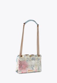 Metaliczna torebka wielokolorowa z teksturowanym wykończeniem, ozdobnymi złotymi akcentami, łańcuszkowym uchwytem oraz mieszanką pastelowego różu, niebieskiego i zielonego.