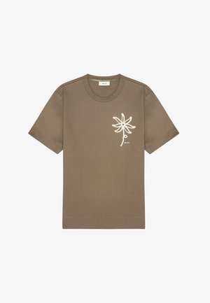 Maglietta in cotone marrone con collo rotondo, maniche corte e un motivo floreale bianco sul petto. Taglio semplice e casual.