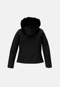 Giacca nera con un design aderente, dotata di cappuccio rifinito con pelliccia sintetica. Il tessuto è liscio e presenta cuciture visibili lungo i lati.