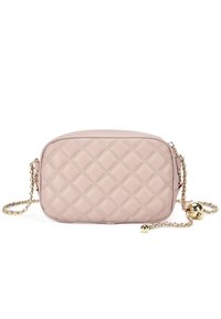 Borsa a tracolla rosa pallido trapuntata in pelle, con catena e un dettaglio dorato sul lato. Forma rettangolare.