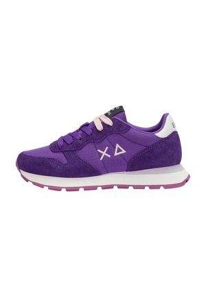 Sneaker viola e lavanda con lacci bianchi e rosa, logo geometrico sul lato, linguetta posteriore bianca e suola bianca e rosa.