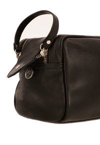 Zwarte leren tas met een gestructureerde vorm, voorzien van een ritssluiting, drukknop en een korte handgreep. Glad oppervlak met een subtiele glans.