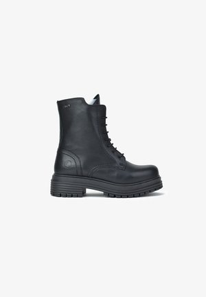 Botas de tobillo de cuero negro con diseño de cordones, cuello acolchado, suela de goma texturizada y un acento de logo en el lateral.
