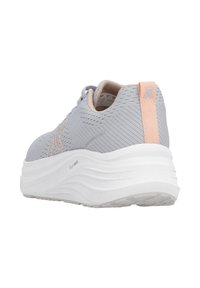 Baskets en maille grises avec des accents roses, semelle épaisse blanche et motifs texturés. Présentent un onglet de talon de marque et une partie supérieure respirante.