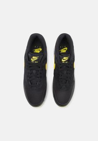 Nike Sportswear AIR MAX 1 - Tenisice - black/opti yellow
