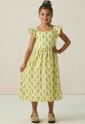 Gele jurk met een aansluitende lijfje en fladdermouwen, met een kreeftenprint. De rok is geplooid bij de taille, waardoor een vloeiende silhouet ontstaat.