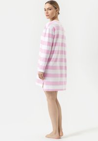 Langarm Nachthemd met roze en witte horizontale strepen, gemaakt van zachte stof. Bevat zijsplitsen en een ronde halslijn.