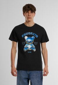 Melna kokvilnas T-kreklu ar spīdīgu zilu lāci grafiku, kurā augšpusē ir teksts "FAVORITA" un apakšpusē "73 050" zilā krāsā, uz vienkārša fona.