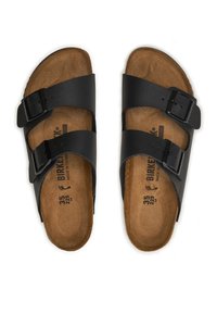 Sandali in pelle nera con due cinturini regolabili e chiusure a fibbia. Sottopiede in sughero marrone sagomato con taglia e dettagli del marchio impressi.