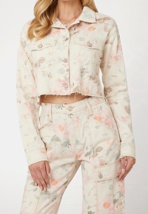 Korte blousejas en broek met hoge taille in een lichte stof met een bleke bloemenprint, rafelige randen en opgestikte zakken.