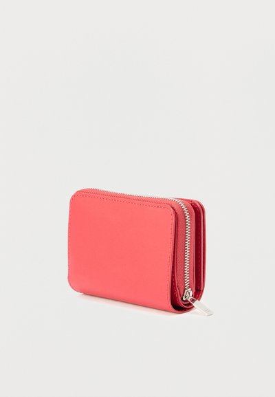 Κόκκινο δερμάτινο πορτοφόλι με ομαλή υφή, ορθογώνιο σχήμα, κλείσιμο με φερμουάρ και ασημένιες λεπτομέρειες εξοπλισμού. Συμπαγής και πρακτικός σχεδιασμός.