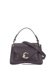 Borsa a tracolla in pelle viola scuro con design curvo, ferramenta dorata con un logo decorativo a forma di 'C' e una tracolla staccabile.
