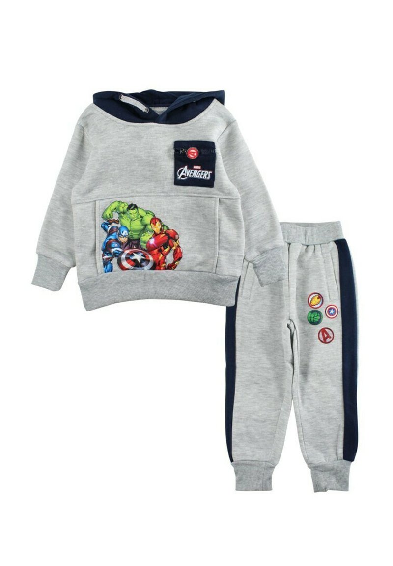 Ensemble sweat à capuche et pantalon gris en tissu doux. Le sweat à capuche comporte une poche avant avec un motif Avengers. Le pantalon arbore des emblèmes colorés de super-héros sur le côté.
