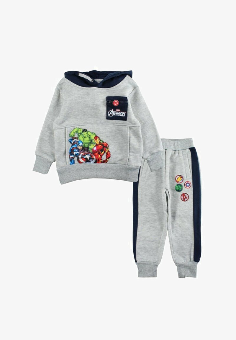 Ensemble sweat à capuche et pantalon gris en tissu doux. Le sweat à capuche comporte une poche avant avec un motif Avengers. Le pantalon arbore des emblèmes colorés de super-héros sur le côté.
