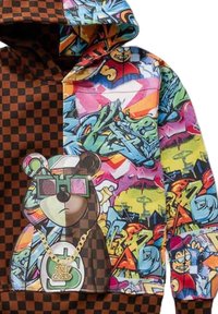 Felpa con un motivo a scacchi marrone da un lato e stampe di graffiti colorate dall'altro, che presenta una grafica di un orso con occhiali e una catena.