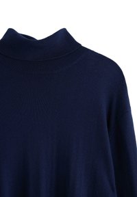 Navy sininen pooloneule, joka on valmistettu pehmeästä neulekankaasta. Ominaisuuksiin kuuluu korkea, ribattu kaulus ja rento malli, jossa on roikkuvat olkaimet ja sileä pinta.