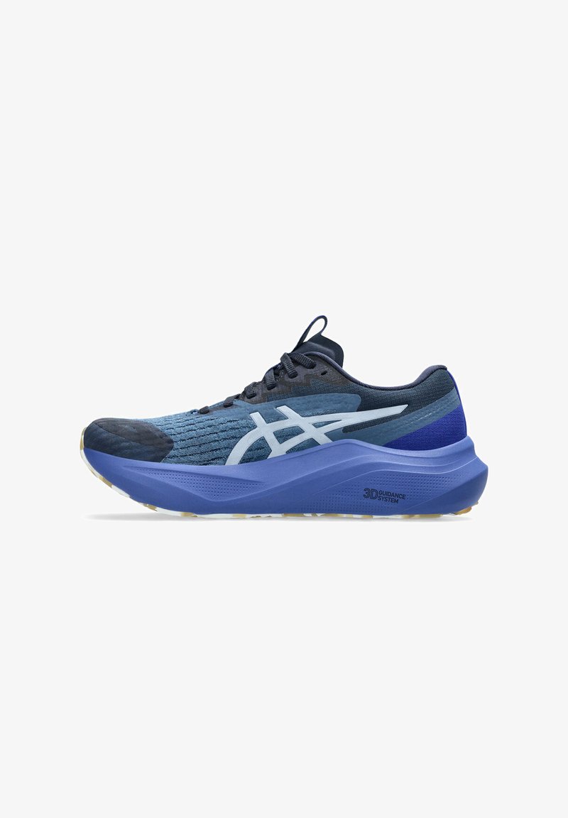 Blauwe sportschoen met een gestructureerde bovenkant, witte logo-accenten, een dikke blauwe tussenzool en een rubberen buitenzool voor grip.
