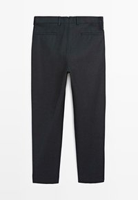 Donkergrijze broek met een gladde textuur, rechte pijpen en twee achterzakken. Voorzien van een tailleband met riemlussen.