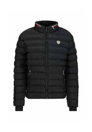 Schwarze Daunenjacke mit hohem Kragen, Reißverschluss vorne und zwei Seitentaschen. Verfügt über horizontale Nähte und ein kleines Emblem auf der Brust.