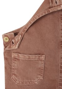 Braune Denim-Latzhose mit verstellbaren Trägern, einer kleinen Fronttasche und strukturierter Stoffqualität. Mit einer goldenen Knopfverschluss und sauberen Nähten.