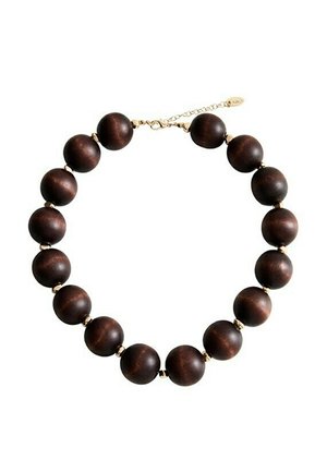 Temno rjav lesen ogrlica iz kroglih velikih perlic, povezanih z majhnimi zlatimi razmiki in zlato nastavljivo verižico s sponko.