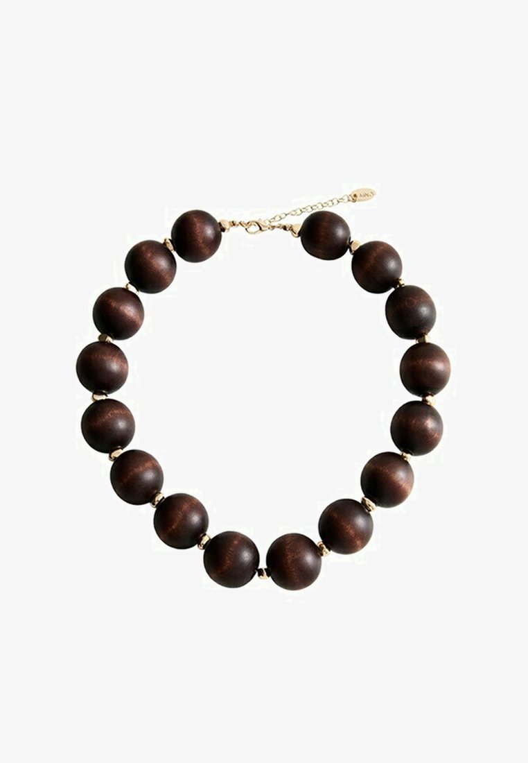Collier de perles en bois brun foncé avec de grosses perles rondes, reliées par de petits intercalaires dorés et un fermoir chaîne réglable en or.