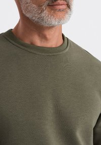 Ombre Felpa - dark olive