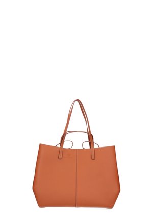 Borsa tote in pelle marrone con manici lunghi e cuciture bianche visibili, in posizione verticale su sfondo bianco.