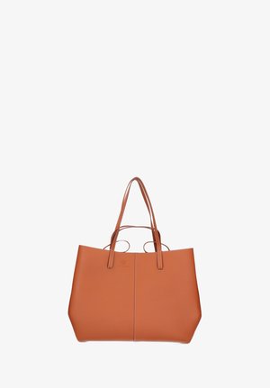 Borsa tote in pelle marrone con manici lunghi e cuciture bianche visibili, in posizione verticale su sfondo bianco.