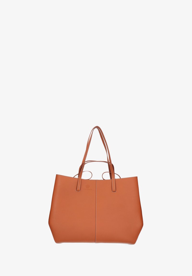 Bolso tote de cuero marrón con asas largas y costuras blancas visibles, en posición vertical sobre un fondo blanco.