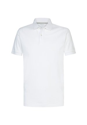 Polo de color blanco hecho de algodón, con un cuello clásico, tapeta de tres botones y mangas cortas. Textura suave, sin patrones visibles.