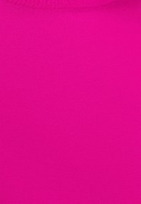 Eng passender Stoff in lebhaftem Magenta, glatte Textur mit geripptem Muster. Dehnbar, geeignet für verschiedene Kleidungsanwendungen.