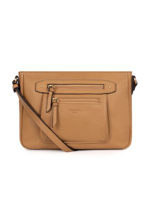 Sac bandoulière en cuir tan avec deux poches avant zippées et sangle réglable, texture lisse, forme rectangulaire.