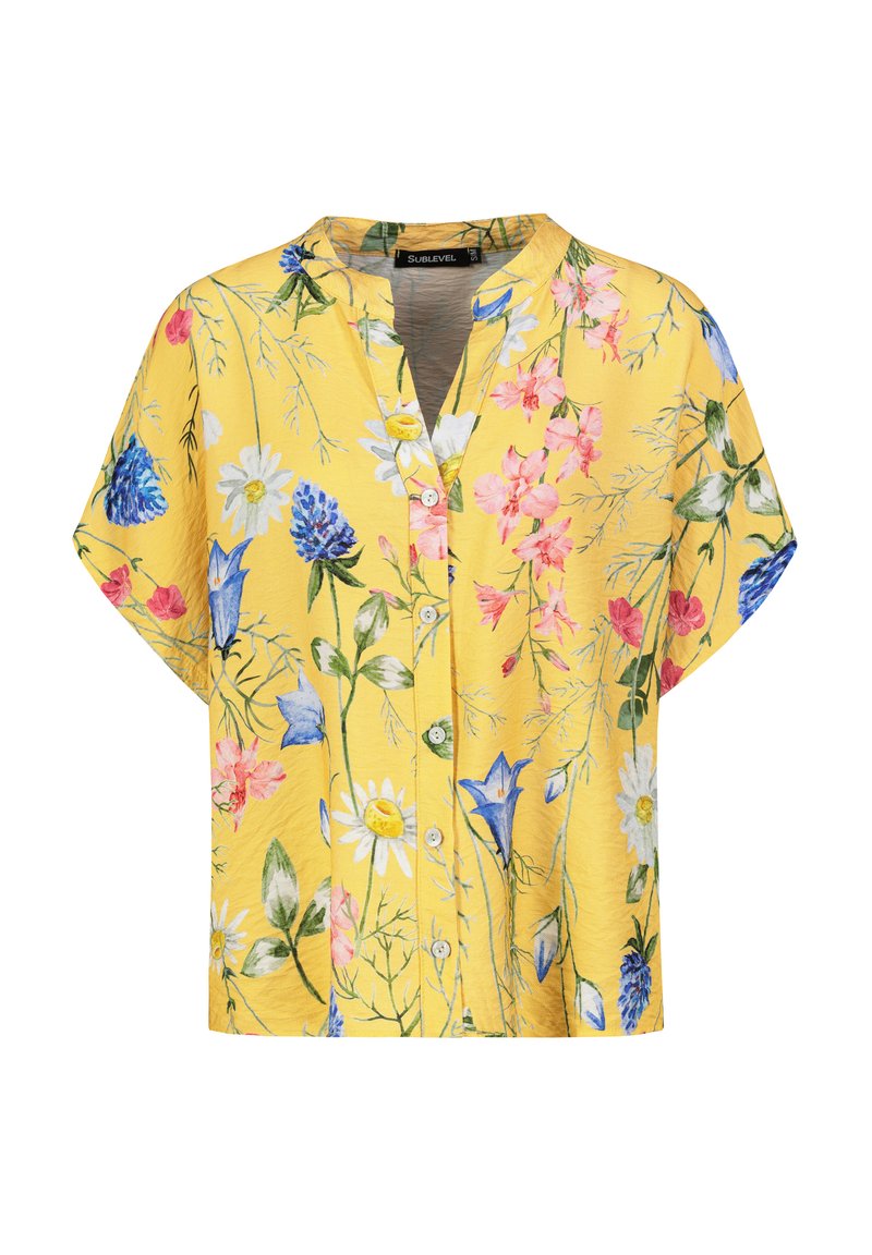 Gelbe kurzärmlige Bluse mit floralem Druck, bestehend aus blauen und rosa Blumen, einem V-Ausschnitt und vorderen Knöpfen. Hergestellt aus leichtem Stoff.