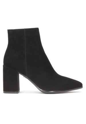 Stivale alla caviglia in suede nero con punta affilata, tacco alto a blocco e texture liscia; progettato con cuciture minime per un aspetto elegante.