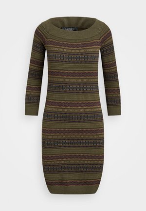 Robe en tricot couleur vert olive avec des motifs fair isle horizontaux violet et bleu marine, dotée d'un large col côtelé et de manches trois-quarts.