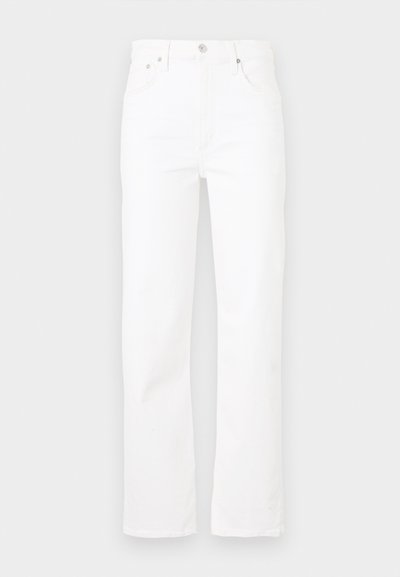Jeans din denim alb cu croială dreaptă, cinci buzunare și închidere cu nasture. Textură fină și design curat, potrivit pentru ținute de zi cu zi.